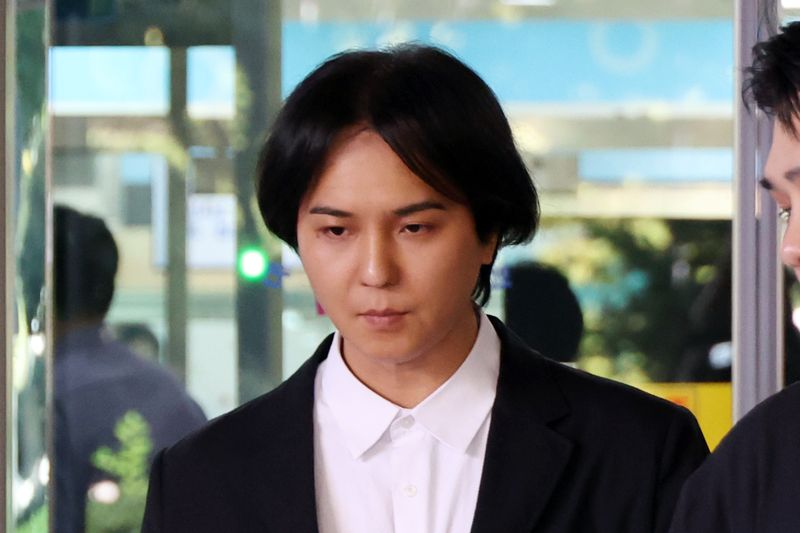 사회복무요원 근무 중 102일간 무단결근한 혐의로 재판에 넘겨진 그룹 위너 멤버 송민호가 1일 서울서부지방법원에서 열린 1심 선고공판에서 징역 1년, 집행유예 2년을 선고받은 뒤 취재진 질문을 들으며 법원을 나서고 있다. 뉴시스