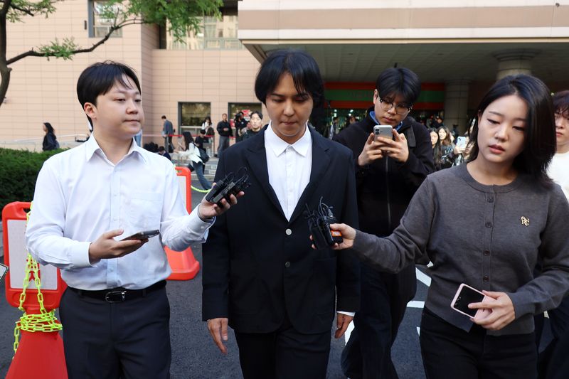 [서울=뉴시스] 고승민 기자 = 사회복무요원 근무 중 102일간 무단결근한 혐의로 재판에 넘겨진 그룹 위너 멤버 송민호가 1일 서울서부지방법원에서 열린 1심 선고공판에서 징역 1년, 집행유예 2년을 선고받은 뒤 취재진 질문을 들으며 법원을 나서고 있다. 2026.10.01. kkssmm99@newsis.com