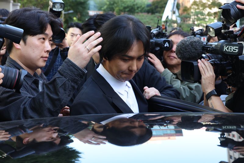 [서울=뉴시스] 고승민 기자 = 사회복무요원 근무 중 102일간 무단결근한 혐의로 재판에 넘겨진 그룹 위너 멤버 송민호가 1일 서울서부지방법원에서 열린 1심 선고공판에서 징역 1년, 집행유예 2년을 선고받은 뒤 취재진 질문을 들으며 법원을 나서고 있다. 2026.10.01. kkssmm99@newsis.com