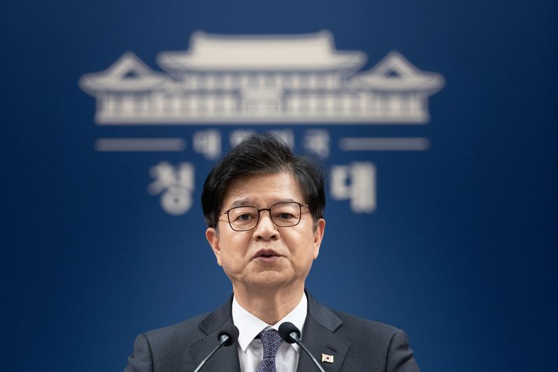 성기홍 홍보소통수석이 지난 1일 청와대 춘추관에서 신임 정책실장 등 인사 관련 브리핑을 하고 있다. 청와대통신사진기자단