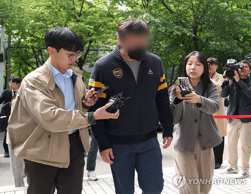 양정원씨의 남편 이모씨가 지난 4월 22일 서울 양천구 남부지법에서 열린 구속 전 피의자 심문(영장실질심사)에 출석하고 있다./사진=연합뉴스