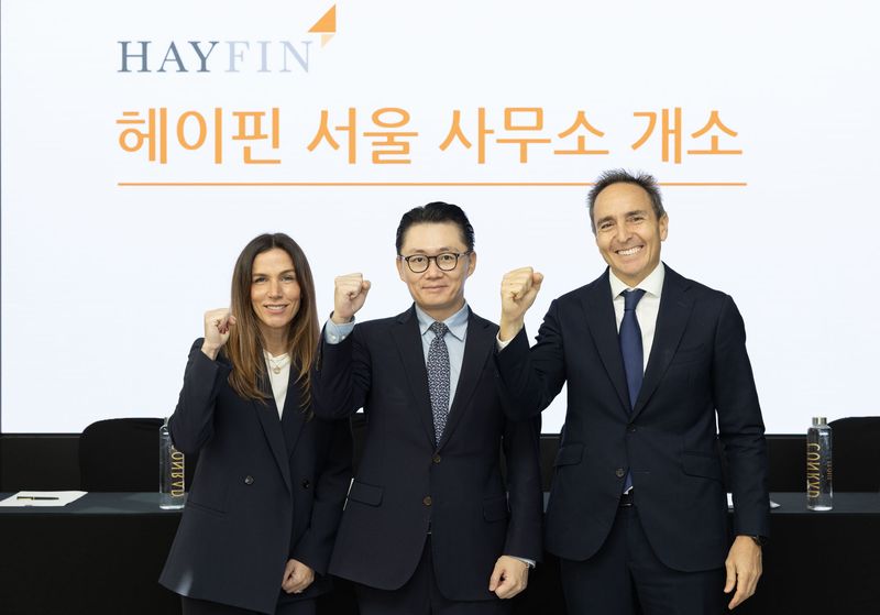 1일 서울 여의도 콘래드호텔에서 열린 헤이핀캐피탈매니지먼트 기자간담회에서 고객 커버리지 공동총괄_리사 립스키(Risa Lipsky), 파트너 솔루션 부문 디렉터_최시진(Chris Choi), 포트폴리오 운용 총괄_카를로스 플라(Carlos Pla, 왼쪽부터)가 포즈를 취하고 있다. 헤이핀캐피탈매니지먼트 제공