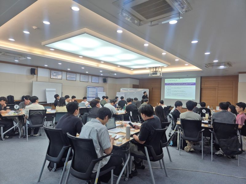 LG화학이 대한상공회의소와 함께 여수 청년의 취업 경쟁력을 높이고 지역 산업의 미래를 이끌 인재로 키우고자 인재 양성 프로그램 '렛츠 그로우 위드 LG화학(Let's Grow with LG화학)' 프로그램<사진>을 운영하고 있다. LG화학 여수공장 제공