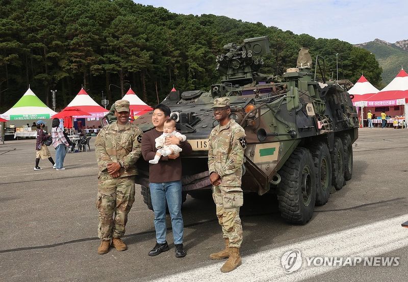 주한미군 장병과 '찰칵' (출처=연합뉴스)