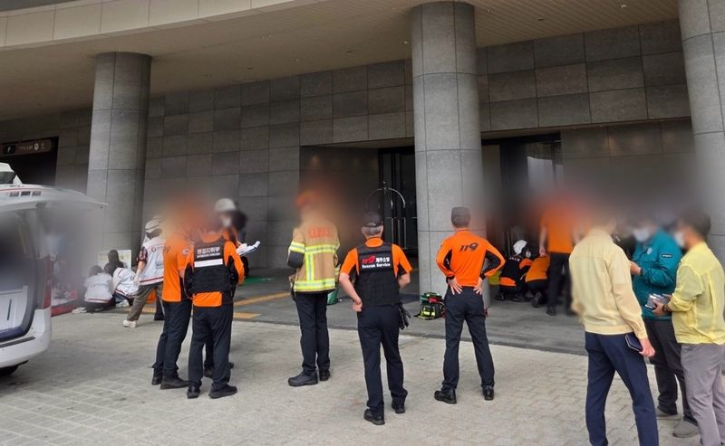 1일 제주 서귀포시 중문관광단지 그랜드 조선 제주에서 수영장 소독약 배합 과정 중 염소가스가 발생해 소방당국과 관계기관이 현장 대응에 나서고 있다. 투숙객과 직원, 수영장 이용객 등 59명이 이상 증상을 보여 병원으로 이송됐다. 사진=제주소방안전본부