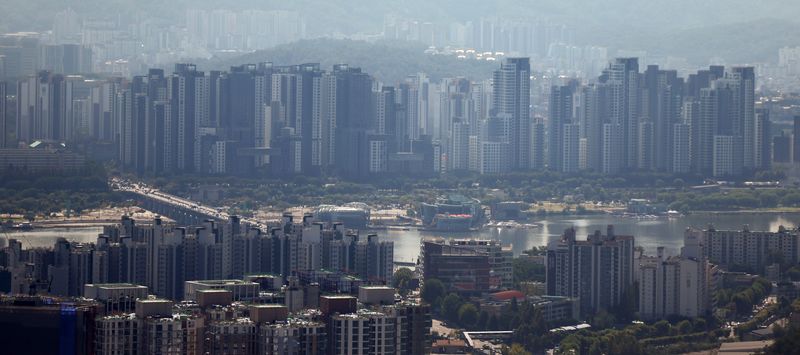 [서울=뉴시스] 김선웅 기자 = 서울 강남 3구(강남·서초·송파) 아파트 단지에서 최근 몇 달 사이 이전 거래보다 수억원 낮은 값에 계약이 이뤄지고 호가를 낮춘 매물도 나온 것으로 나타났다. 양도세 중과 유예 종료와 세제개편 발표 이후 가격 조정 거래가 나타나는 것으로 풀이된다. 사진은 이날 서울 아파트 단지의 모습. 2026.09.29. mangusta@newsis.com