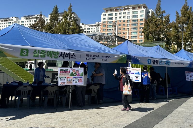 [전남광주=뉴시스] 전남광주통합특별시는 1일 광주종합버스터미널에서 시민체감형 치매 어르신 실종 대응 모의훈련’을 펼쳤다. (사진=전남광주시 제공) 2026.10.01. photo@newsis.com *재판매 및 DB 금지