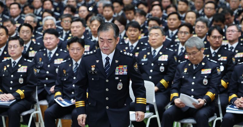 김종철 경찰청장 직무대행이 개정 형사소송법 시행을 하루 앞둔 1일 오후 서울 서대문구 경찰청 참수리홀에서 열린 전국 경찰 수사 지휘관 회의에서 모두발언을 하기 위해 단상에 오르고 있다. 전국 경찰 지휘관 650여 명이 25개월 만에 한자리에 모인 이날 회의는 새로운 형사사법체계를 성공적으로 정착시키겠다는 각오를 다지기 위해 마련됐다. 뉴스1