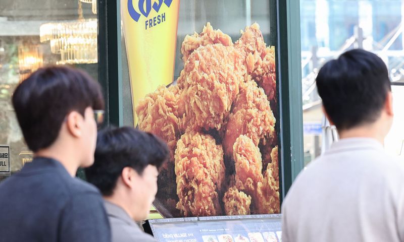 정부가 프랜차이즈 치킨 가격에 대한 점검을 예고했다. 이재명 대통령은 지난 30일 육계 가격 하락에도 치킨 가격이 유지되고 있다는 내용의 기사를 공유하며 “한번 점검해 보겠다”고 밝혔다. 사진은 1일 서울 시내 한 프랜차이즈 치킨 매장 모습. 2026.10.1 ⓒ 뉴스1 이종수 기자