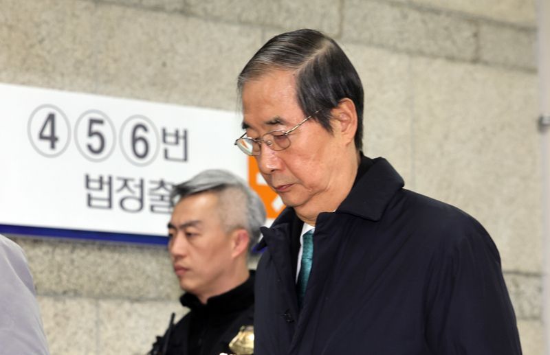 한덕수 전 국무총리가 서울중앙지법에서 열린 결심공판을 마치고 법원 청사를 나서고 있다. (공동취재) 2025.11.26 ⓒ 뉴스1 김민지 기자