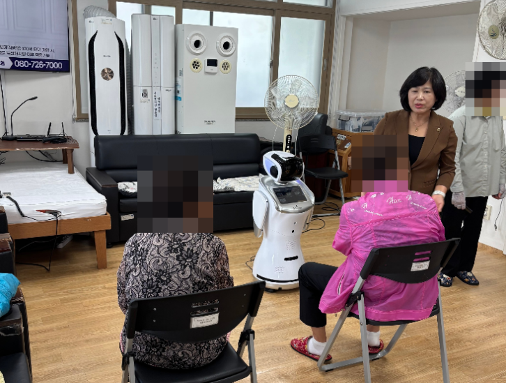 30일 서귀포시 동홍10통경로당을 찾은 김경애 제주특별자치도의회 보건복지안전위원회 부위원장이 스마트기기와 프로그램 운영 현황을 살펴보고 어르신들의 이용 상황을 확인하고 있다. 장래인구추계상 제주지역 65세 이상 고령인구는 올해 13만5000명으로 전체 인구의 20.0%를 차지하며 2052년에는 26만3000명, 40.9%까지 늘어날 전망이다. 사진=제주특별자치도의회
