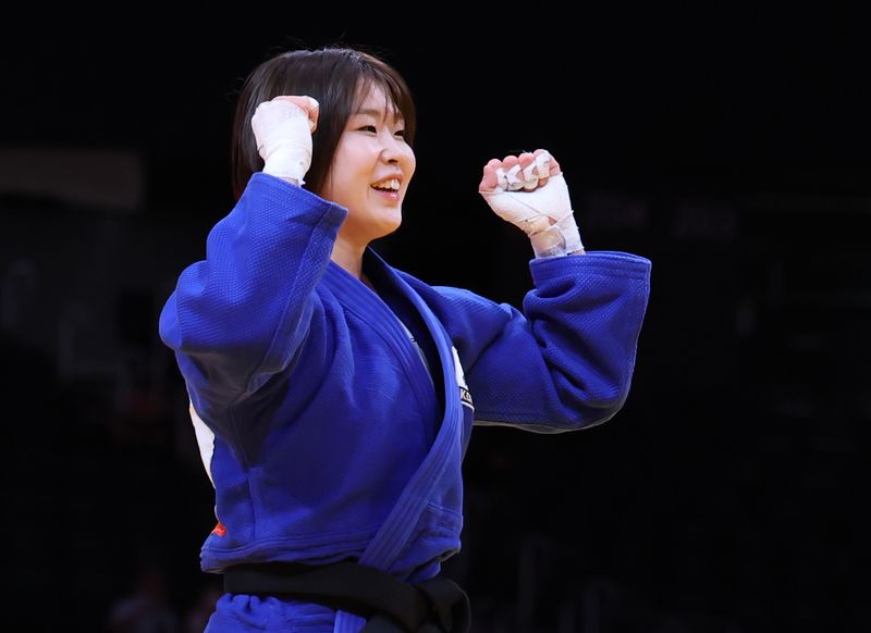 대한민국 허미미가 1일 일본 아이치 인터내셔널 아레나에서 열린 2026 아이치·나고야 아시안게임 유도 여자 57kg급 준결승에서 우즈베키스탄 슈쿠르존 아미노바에게 승리한 뒤 미소를 보이고 있다. 뉴스1