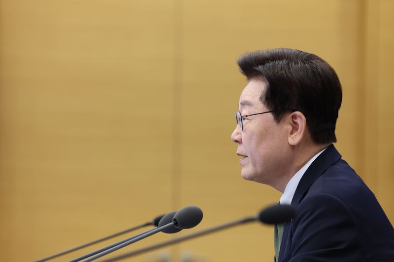 이재명 대통령이 1일 청와대에서 열린 수석보좌관회의에서 발언하고 있다. 청와대통신사진기자단