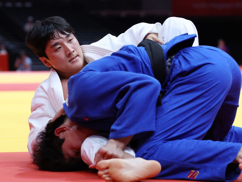 대한민국 이준환이 1일 일본 아이치 인터내셔널 아레나에서 열린 2026 아이치·나고야 아시안게임 남자 81kg급 8강전에서 홍콩 리궈잉과 맞대결을 펼치고 있다. 2026.10.1 ⓒ 뉴스1 김민지 기자