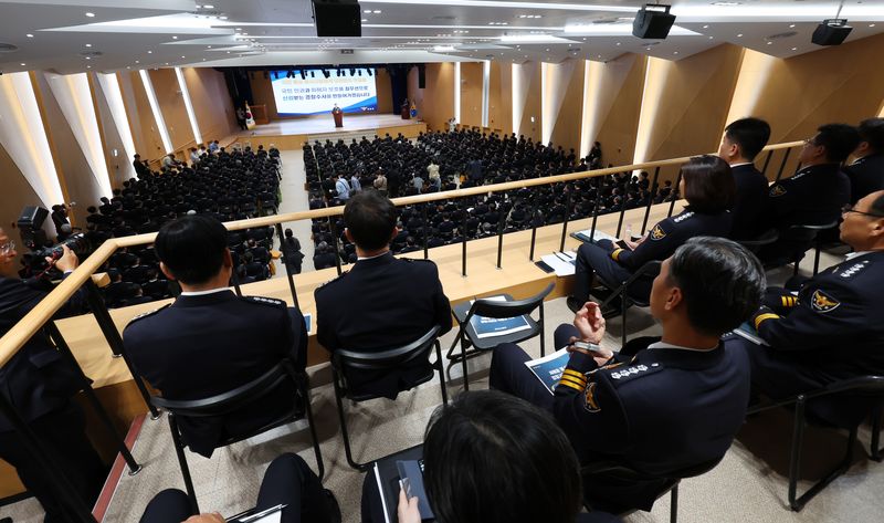 [서울=뉴시스] 조성우 기자 = 개정 형사소송법 시행을 하루 앞둔 1일 서울 서대문구 경찰청 참수리홀에서 열린 전국 경찰 수사 지휘관 회의에 참석한 전국 지휘관들이 김종철 경찰청장 직무대행 발언을 듣고 있다. 2026.10.01. xconfind@newsis.com