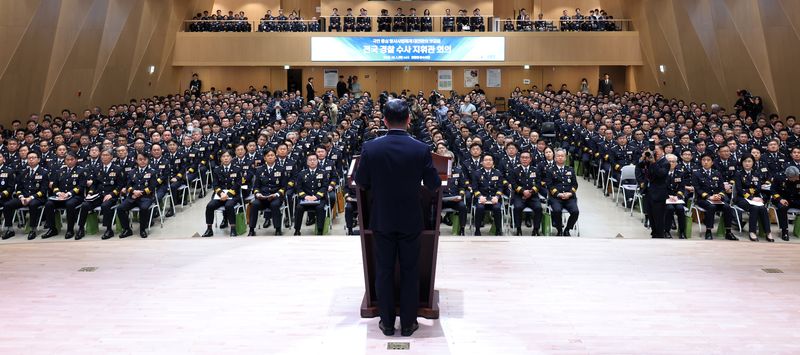 [서울=뉴시스] 조성우 기자 = 개정 형사소송법 시행을 하루 앞둔 1일 서울 서대문구 경찰청 참수리홀에서 열린 전국 경찰 수사 지휘관 회의에 참석한 전국 지휘관들이 김종철 경찰청장 직무대행 발언을 듣고 있다. 2026.10.01. xconfind@newsis.com