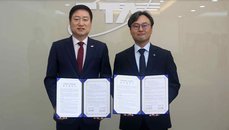 허정회 한국지능형교통체계협회 회장(오른쪽)이 지난 9월 30일 한국정보통신기술협회(TTA)와 교통·미래모빌리티 분야 표준화 및 시험·인증 협력 강화를 위한 업무협약을 체결한 뒤 손승현 TTA 회장과 기념촬영을 하고 있다. 한국지능형교통체계협회 제공