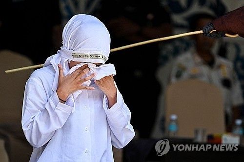 태형 집행되자 눈물 흘리는 인도네시아 여성 (출처=연합뉴스)