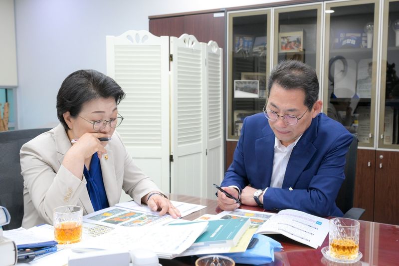 손훈모 순천시장이 30일 국회를 찾아 예결위원인 권향엽 민주당 의원에게 국비 증액을 요청하고 있다. (순천시 제공. 재판매 및 DB금지)