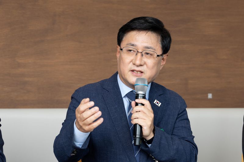 [서울=뉴시스] 김성환 기후에너지환경부 장관이 30일 강원도 춘천 소양강댐 물문화관에서 열린 '수상태양광 비전선포식'에 참석해 인사말을 하고 있다. (사진=기후부 제공) 2026.09.30. photo@newsis.com *재판매 및 DB 금지