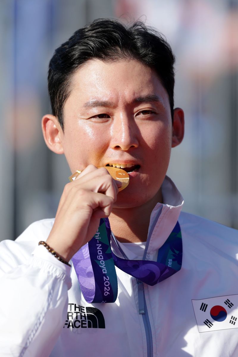 [오카자키(일본)=뉴시스] 황준선 기자 = 1일(현지 시간) 일본 아이치현 오카자키시 오카자키 중앙종합공원 내 다목적 광장에서 열린 2026 아이치·나고야 아시안게임 양궁 컴파운드 남자 개인 결승전에서 금메달을 획득한 한국 김종호가 포즈를 취하고 있다. 2026.10.01. hwang@newsis.com