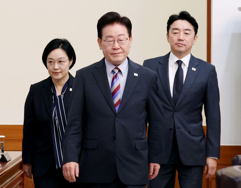 이재명 대통령이 지난 9월 29일 청와대에서 열린 국무회의에 한성숙 국무총리, 강훈식 비서실장과 입장하고 있다. 뉴시스