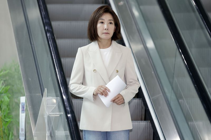 [서울=뉴시스] 최동준 기자 = 나경원 국민의힘 의원이 25일 서울 여의도 국회에서 서부전선 비무장지대(DMZ)에서 발생한 지뢰 추정 폭발 사고 관련 즉각 조사를 촉구하는 기자회견을 마친 뒤 이동하고 있다. 2026.09.25. photocdj@newsis.com