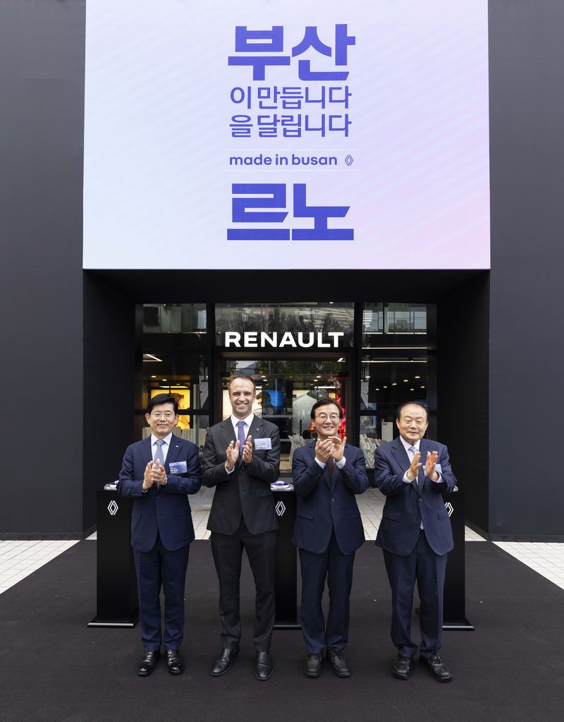 '르노 동래' 개소 기념식에서 빈대인 BNK 금융지주 회장(왼쪽부터), 니콜라 파리 르노코리아 사장, 전재수 부산시장, 양재생 부산상공회의소 회장이 개소를 축하하며 박수를 치고 있다. 르노코리아 제공