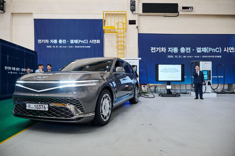 박종명 현대자동차·기아 EV충전혁신팀 팀장이 1일 경기 안산 한국전기연구원 안산분원에서 개최된 국가 PnC 현장 시연회에서 GV90의 PnC기술을 설명하고 있다. 현대차 제공
