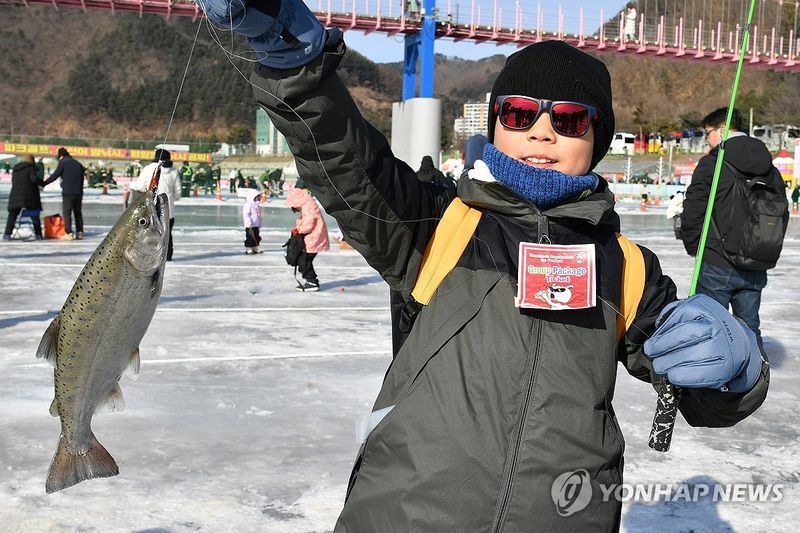 산천어 낚은 외국 관광객 (출처=연합뉴스)