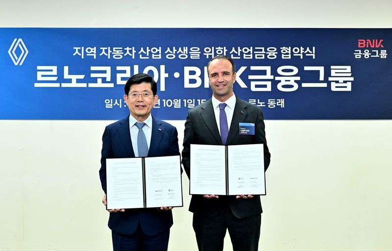 BNK금융그룹 빈대인 회장(왼쪽)과 르노코리아 니콜라 파리 대표이사가 1일 '지역 자동차산업 육성을 위한 산업금융 활성화 업무협약'을 체결한 이후 기념촬영을 하고 있다. BNK금융그룹 제공