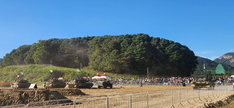 지난 1일 충남 계룡대 활주로에서 열린 지상군페스티벌에서 육군 Army TIGER⁺(플러스) 드론·로봇 전투시현이 진행되고 있다. K2 전차, 다족형로봇, FPV드론, AH-64 공격 헬기 등 19종 57대의 유·무인 복합 전투체계가 동원됐다. 뉴시스