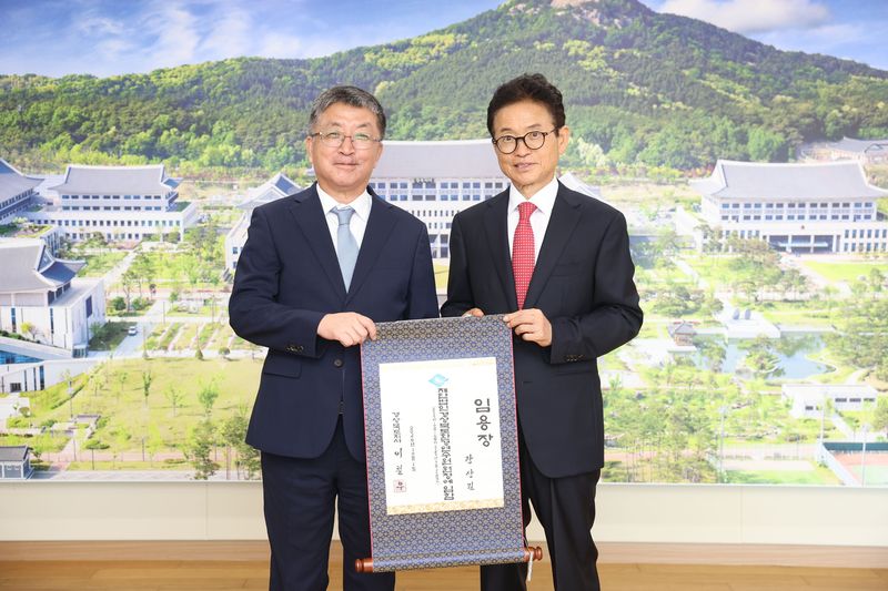 [구미=뉴시스] 장상길(왼쪽) 환경연수원장이 이철우 경북도지사로부터 임용장을 받고 있다. (사진=경북도환경연수원 제공) 2026.10.01. photo@newsis.com *재판매 및 DB 금지