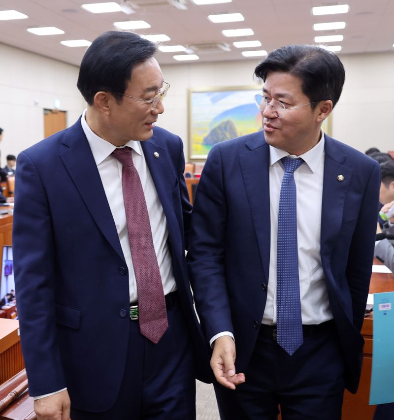 국회 정무위원회 소속 여당 간사인 박상혁(오른쪽) 의원과 야당 간사인 국민의힘 서일준 의원이 지난 1일 여의도 국회에서 열린 제439회 국회(정기회) 정무위원회 제5차 전체회의에 앞서 대화를 나누고 있다. 뉴시스