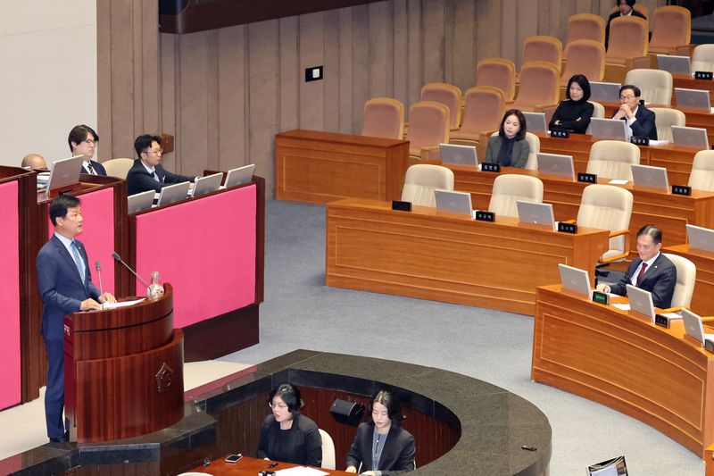 박균택 더불어민주당 의원이 1일 오후 서울 여의도 국회에서 열린 제439회국회(정기회) 제10차 본회의에서 자유발언을 하고 있다. 이날 박 의원은 자유발언을 통해 '윤석열·전두환 전 대통령은 내란이 아니다'라고 발언한 김태규 국민의힘 의원을 규탄했다. ⓒ 뉴스1 황기선 기자