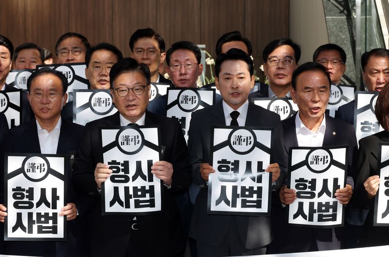 장동혁 대표를 비롯한 국민의힘 의원들이 1일 서울 중구 중대범죄수사청 앞에서 열린 형사사법체계 파괴 규탄 현장 의원총회에서 구호를 외치고 있다. (공동취재) 2026.10.1 ⓒ 뉴스1 신웅수 기자