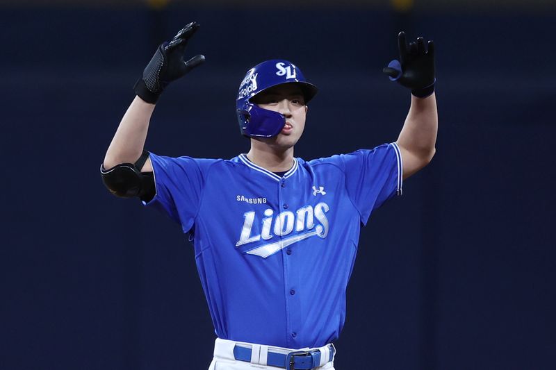 [서울=뉴시스] 조성우 기자 = 25일 오후 서울 구로구 고척스카이돔에서 열린 2026 KBO리그 삼성 라이온즈와 키움 히어로즈의 경기, 삼성 8회초 공격 1사 주자 2, 3루서 구자욱이 2타점 동점 적시2루타를 때린 뒤 세리머니를 하고 있다. 2026.08.25. xconfind@newsis.com