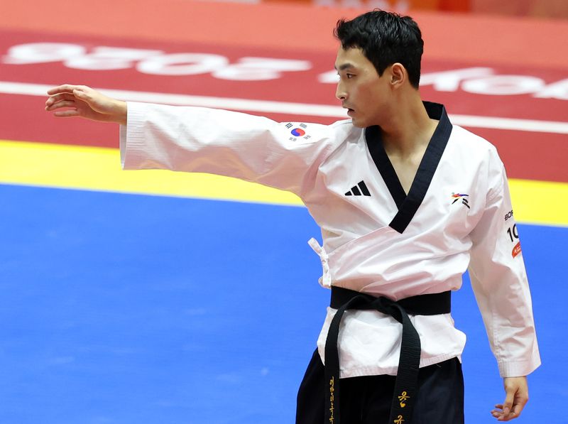 [도요하시(일본)=뉴시스] 이영환 기자 = 한국 윤규성이 1일 오후(현지 시간) 일본 아이치현 도요하시 체육관에서 열린 2026 아이치·나고야 아시안게임 태권도 남자 개인 품새 준결승전에서 자유 품새를 선보이고 있다. 2026.10.01. 20hwan@newsis.com