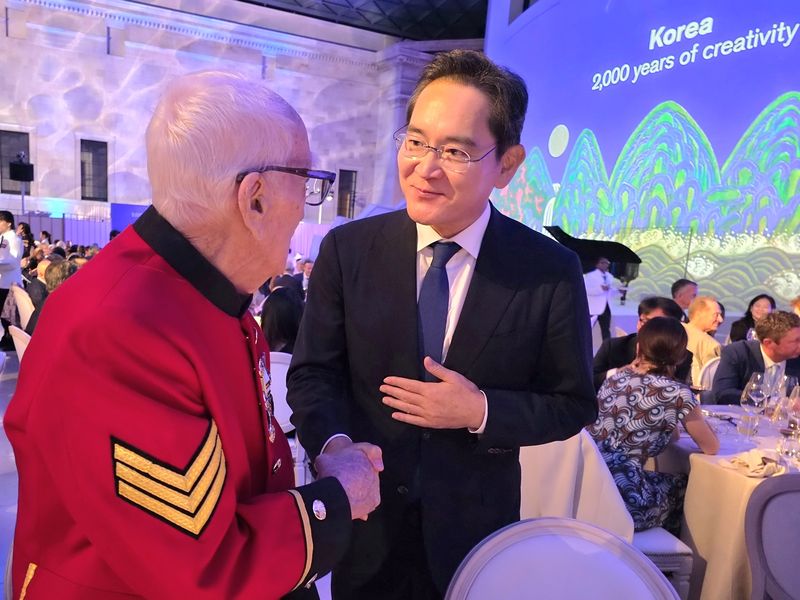 이재용 삼성전자 회장(오른쪽)이 지난달 30일(현지시간) 영국 런던 영국박물관에서 열린 이건희(KH)컬렉션 순회전 갈라 디너에서 6·25 참전용사 마이크 로와 대화를 나누고 있다. 삼성전자 제공