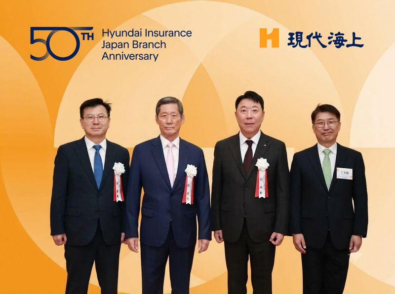 지난달 30일 일본 도쿄에서 열린 현대해상화재보험 일본지사 설립 50주년 기념행사에서 정몽윤 현대해상 회장(왼쪽 두번째)과 이석현 현대해상 대표이사(왼쪽 세번째) 등 주요 임원들이 기념사진을 찍고 있다. 현대해상 제공