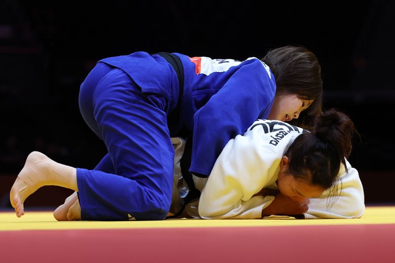대한민국 허미미가 1일 일본 아이치 인터내셔널 아레나에서 열린 2026 아이치·나고야 아시안게임 유도 여자 57kg급 결승에서 몽골 대표 테르비시 아리운자야와 맞대결을 펼치고 있다. 뉴스1