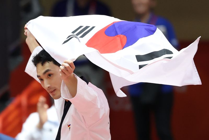 대한민국 윤규성이 1일 일본 도요하시 체육관에서 열린 2026 아이치·나고야 아시안게임 태권도 남자 개인 품새 결승전에서 금메달을 획득한 후 태극기를 펼쳐 들며 기뻐하고 있다. 2026.10.1 ⓒ 뉴스1 안은나 기자