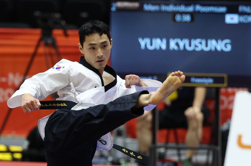 대한민국 윤규성이 1일 일본 도요하시 체육관에서 열린 2026 아이치·나고야 아시안게임 태권도 남자 개인 품새 결승전에서 경연을 펼치고 있다.뉴스1