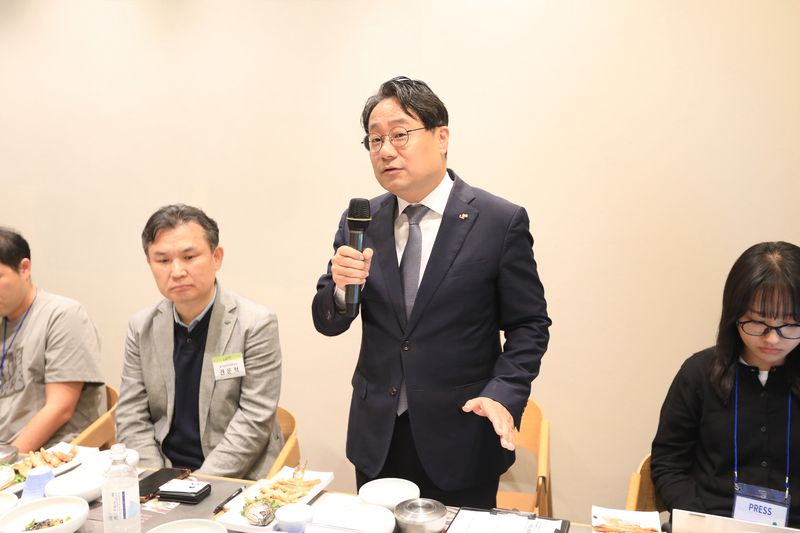 이성훈 한국토지주택공사 사장이 지난달 30일 기자간담회에서 답변하고 있다. 사진=국토교통부 기자단