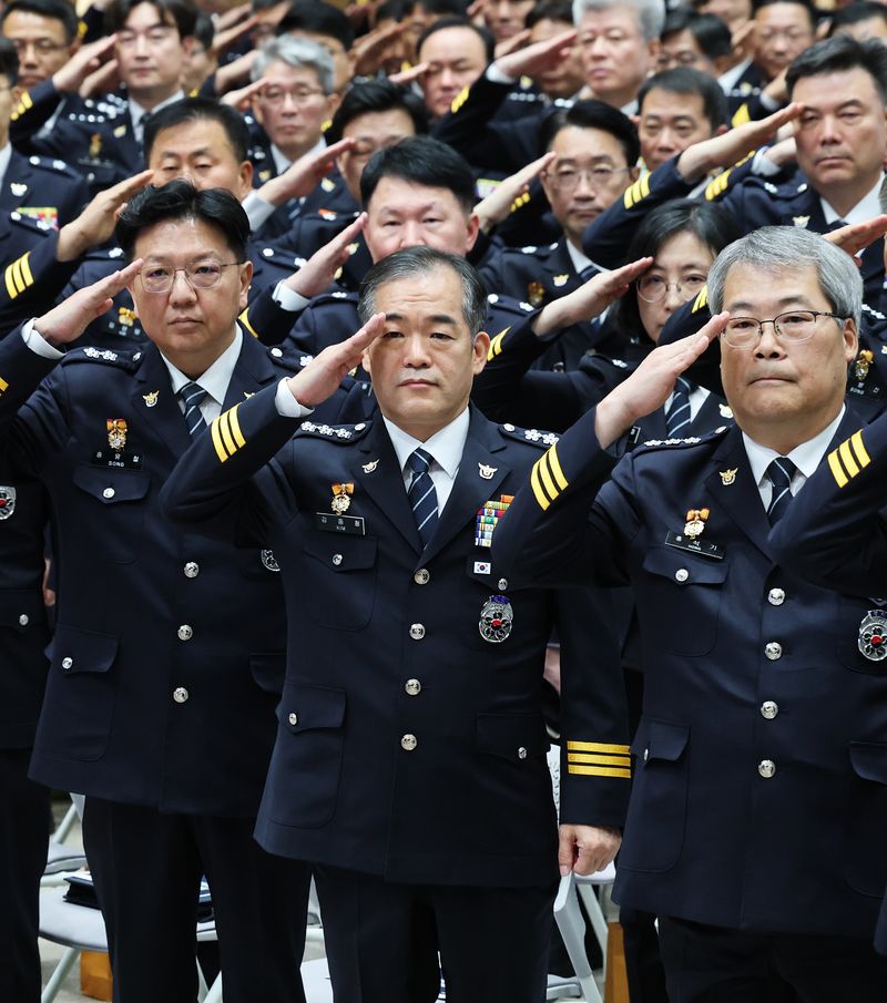 각오 다짐하는 경찰김종철 경찰청장 직무대행(맨 앞 가운데)을 비롯한 경찰 수뇌부가 1일 서울 서대문구 경찰청에서 열린 전국 경찰 수사 지휘관 회의에서 국기에 경례하고 있다. 이날 회의는 개정 형사소송법 시행을 하루 앞두고 새로운 형사사법체계를 성공적으로 정착시키겠다는 각오를 다지기 위해 마련됐다. 뉴스1
