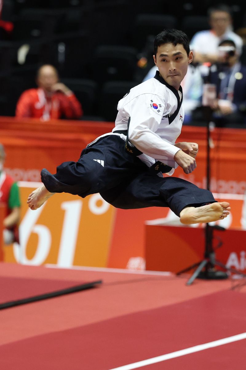 대한민국 윤규성이 1일 일본 도요하시 체육관에서 열린 2026 아이치·나고야 아시안게임 태권도 남자 개인 품새 결승전에서 경연을 펼치고 있다. 뉴스1