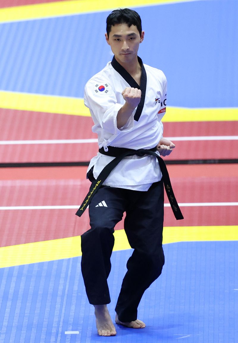 [도요하시(일본)=뉴시스] 이영환 기자 = 한국 윤규성이 1일 오후(현지 시간) 일본 아이치현 도요하시 체육관에서 열린 2026 아이치·나고야 아시안게임 태권도 남자 개인 품새 결승전에서 품새 태극7장을 선보이고 있다. 2026.10.01. 20hwan@newsis.com