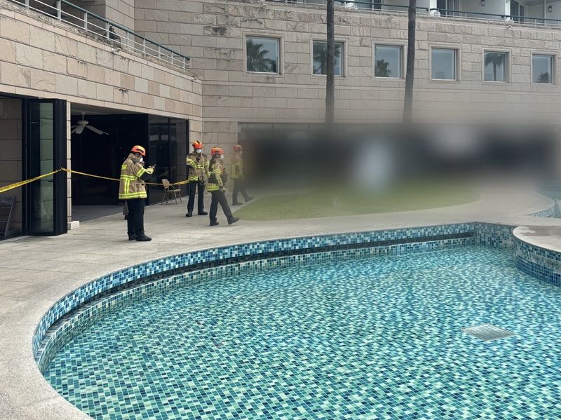 1일 서귀포시 중문관광단지 그랜드 조선 제주에서 염소가스 사고가 발생한 뒤 소방대원과 관계기관이 현장 대응에 나서고 있다. 투숙객과 직원 등 59명이 병원으로 이송됐으며 오후 1시17분 사고 현장에서 염소가스 농도 50ppm이 측정됐다. 사진=제주소방안전본부 제공