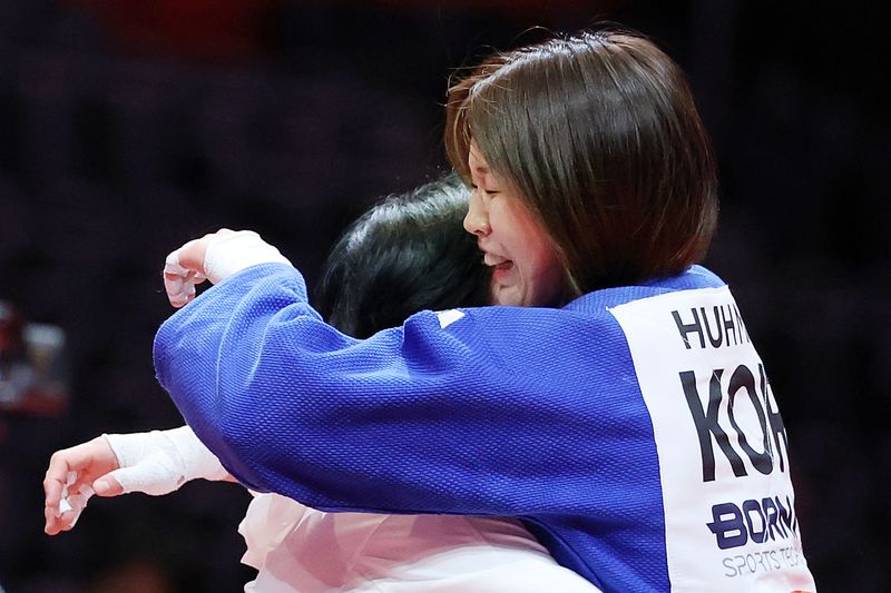 1일 (현지 시간) 일본 아이치현 나고야시 아이치 인터네셔날 아레나에서 열린 2026 아이치·나고야 아시안게임 유도 여자 57kg급 몽골 아리운자야 테르비시와 결승에서 금메달을 획득한 한국 허미미가 정성숙 감독과 포옹하고 있다. 뉴시스