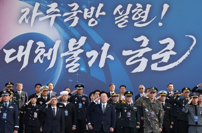 [계룡=뉴시스] 조성봉 기자 = 이재명 대통령이 1일 충남 계룡대 활주로에서 열린 제78회 국군의 날 기념식에서 거수경례를 하고 있다.2026.10.01. suncho21@newsis.com
